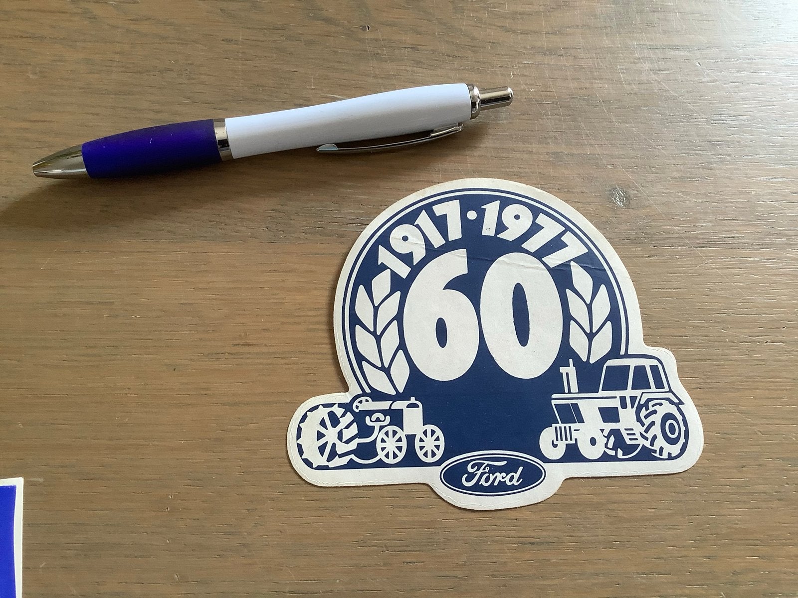 Ford 60 Jaar Jubileum Sticker 1917-1977 Tractor, Ophalen of Verzenden, Zo goed als nieuw