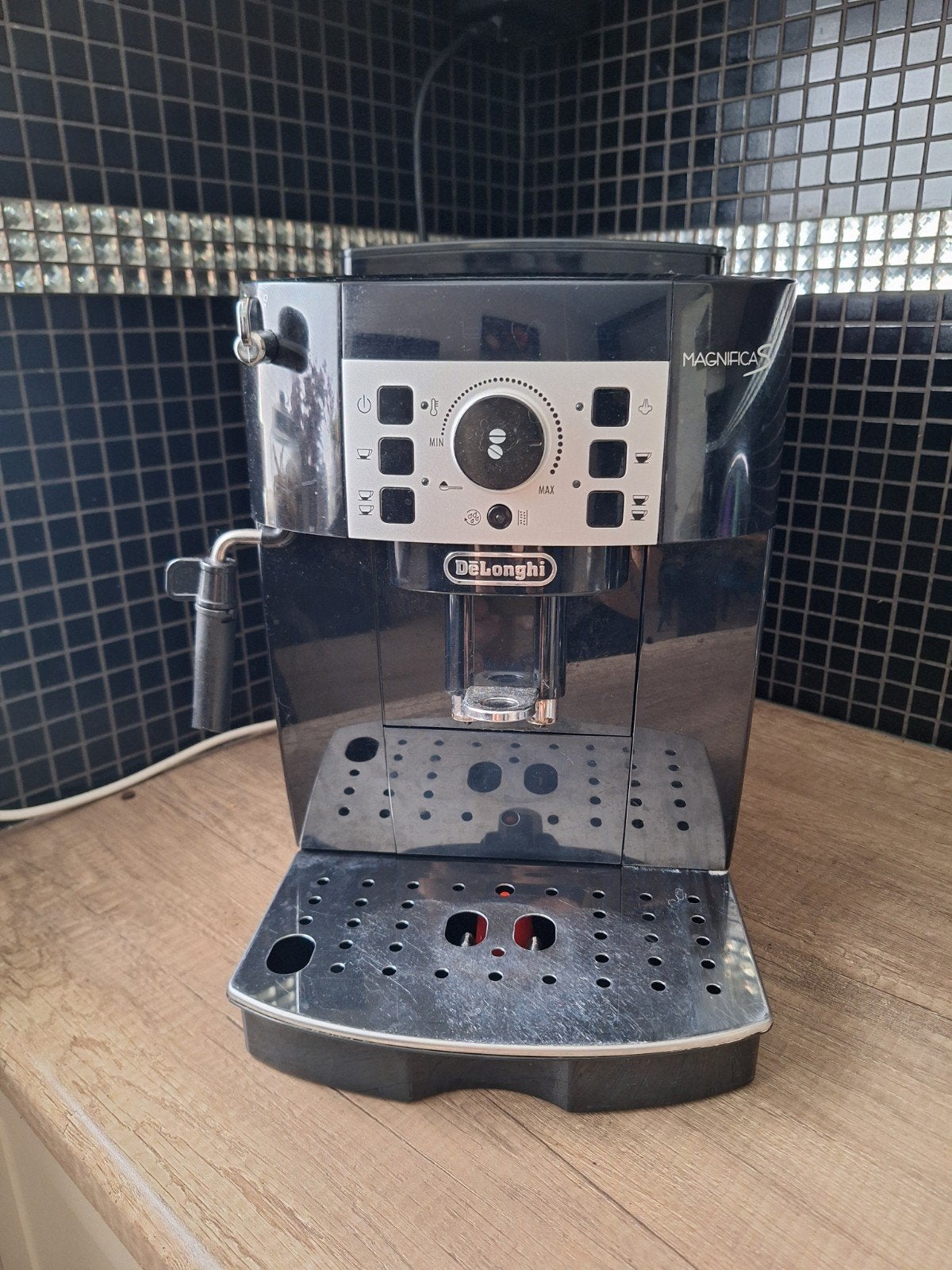 DeLonghi Magnifica Koffiezetapparaat - Zwart, Ophalen, Gebruikt, Espresso apparaat, Koffiebonen