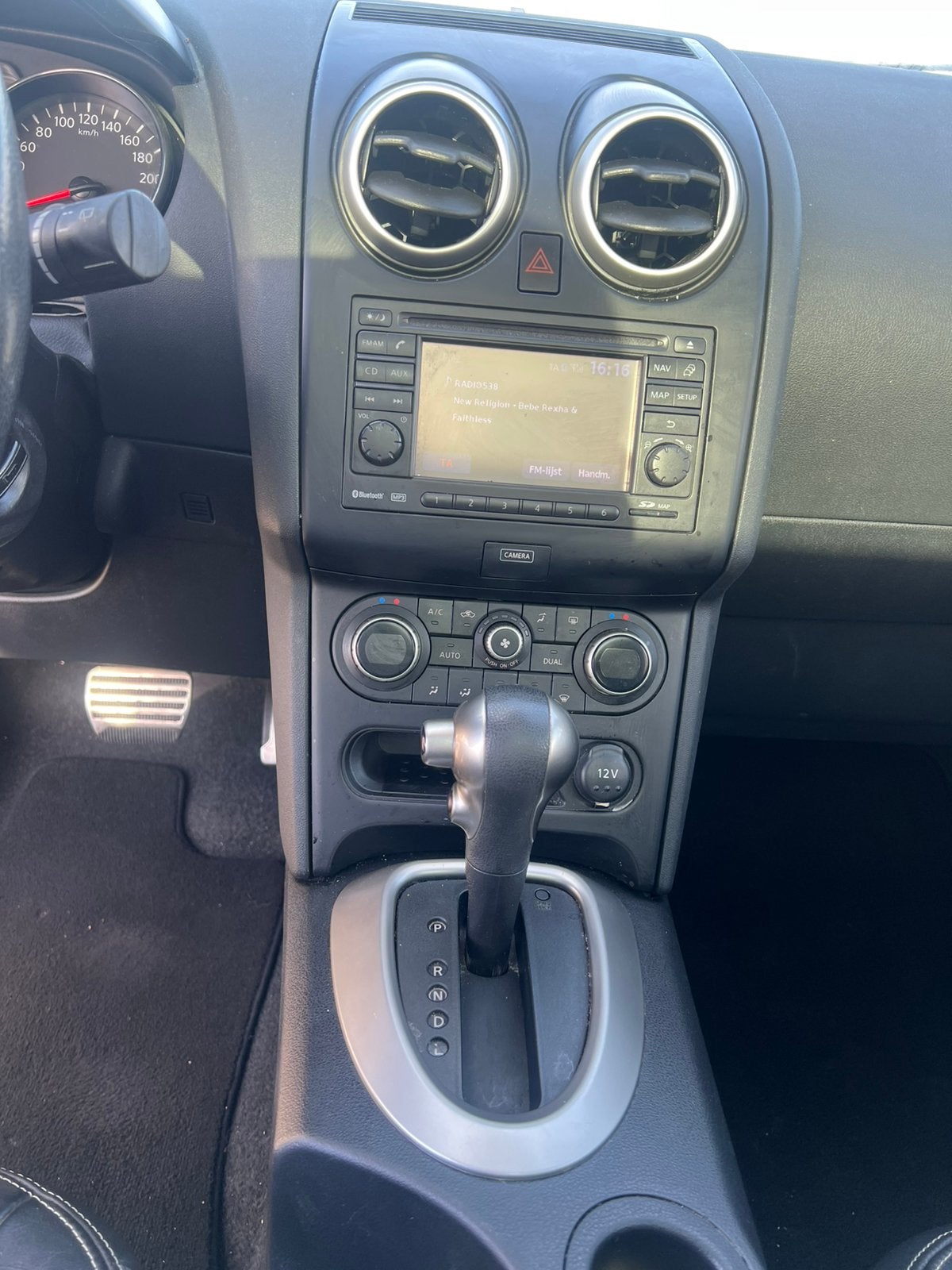 Foto 10 van Nissan Qashqai 1.6 2WD CVT 2013 Wit