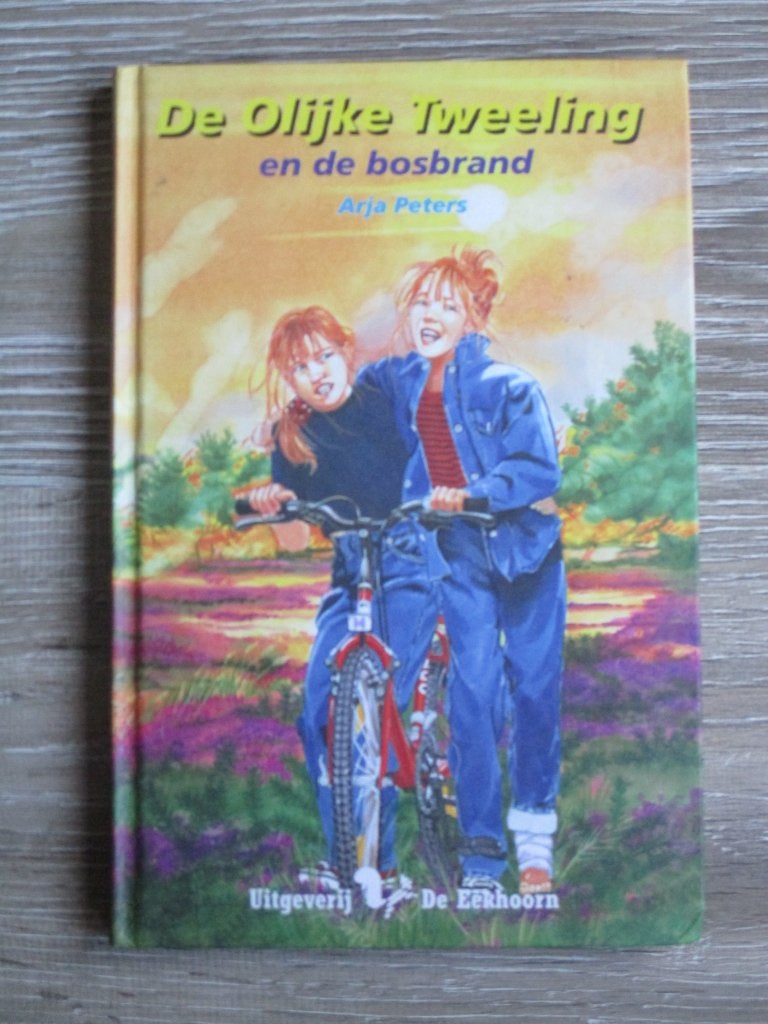 De olijke tweeling en de bosbrand - Arja Peters, Ophalen of Verzenden, Gelezen, Fictie algemeen