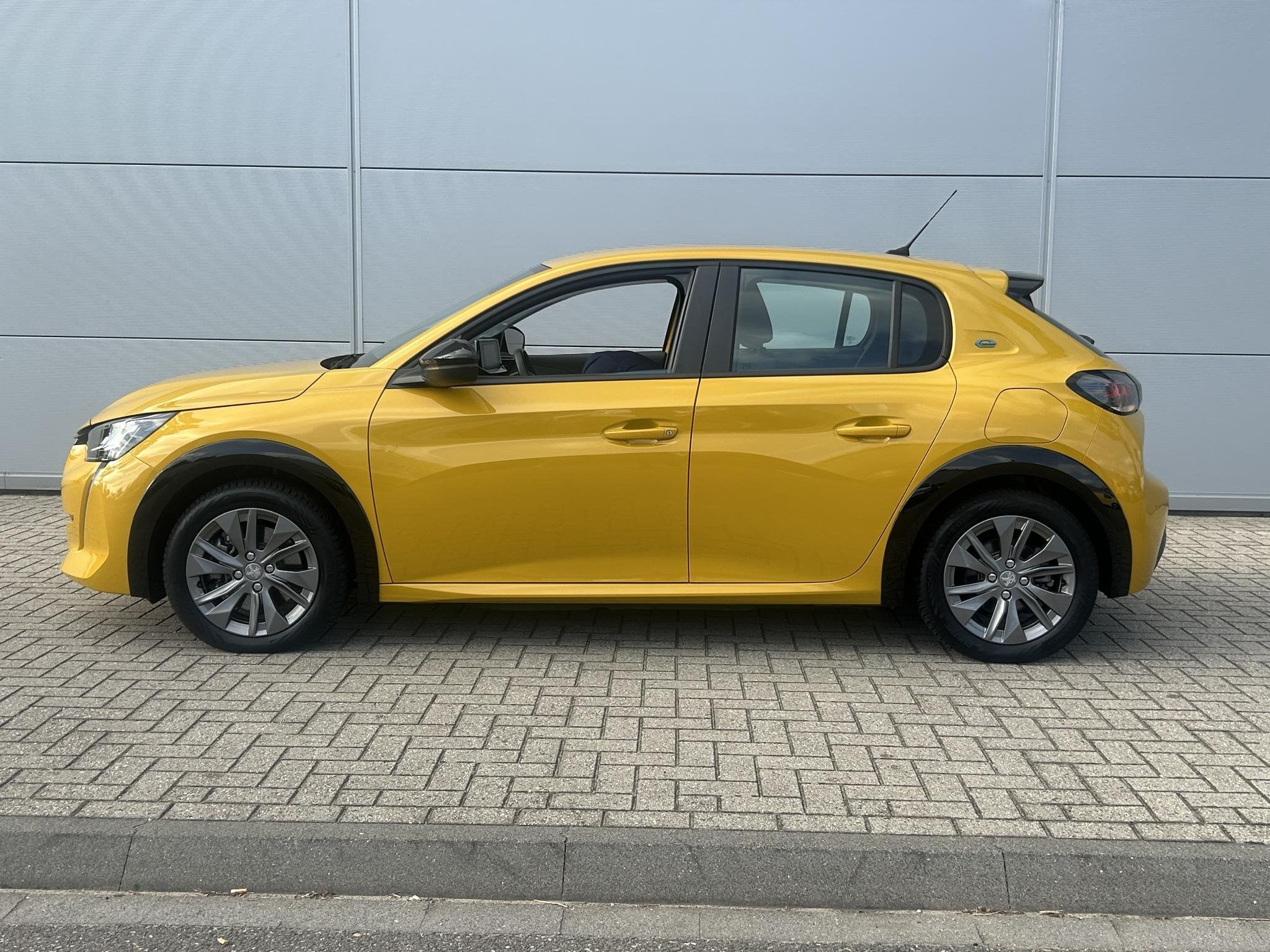 Peugeot e-208 EV Active Pack 50 kWh | Lage KM stand | Cruise, Auto diversen, Automaat, Geel, Elektrisch, Peugeot