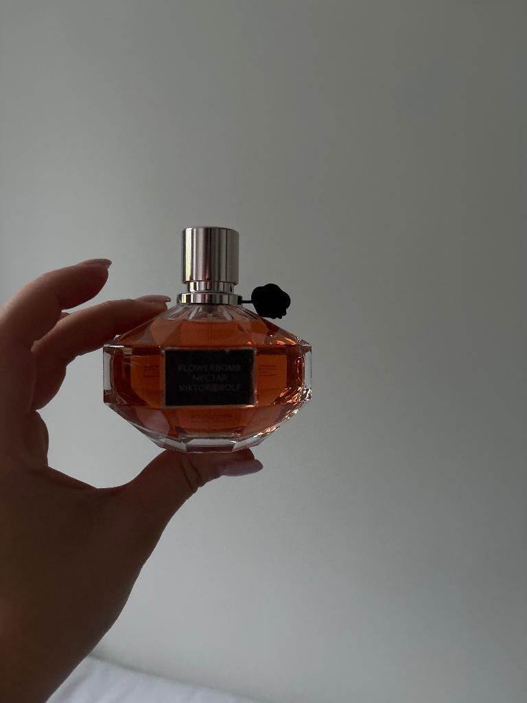 Viktor & Rolf flowerbomb, Sieraden, Tassen en Uiterlijk, Uiterlijk | Parfum, Ophalen of Verzenden, Nieuw