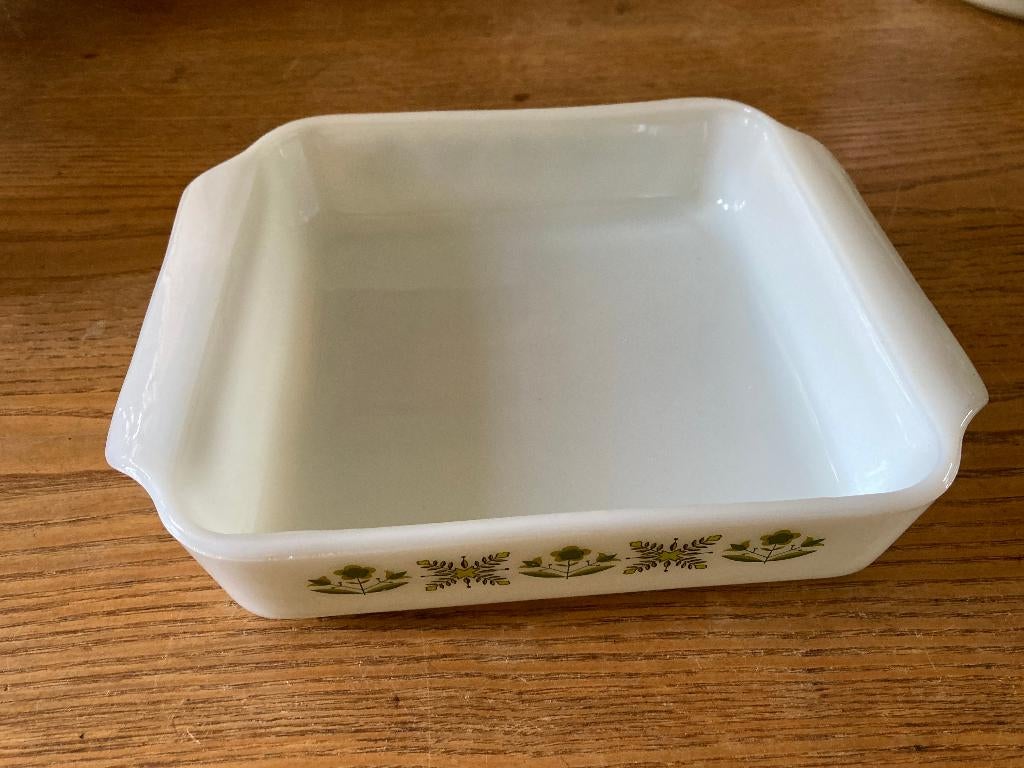Vintage schaal ovenschaal melkglas Fire-King Green meadow, Ophalen of Verzenden