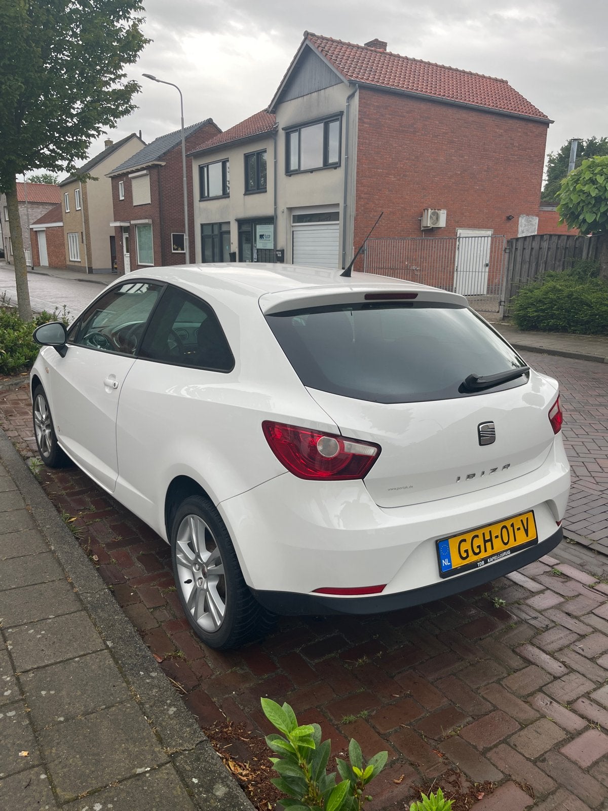 Seat Ibiza 1.4 63KW 2011 Wit, Voorwielaandrijving, 4 cilinders, Handgeschakeld, 1000 kg