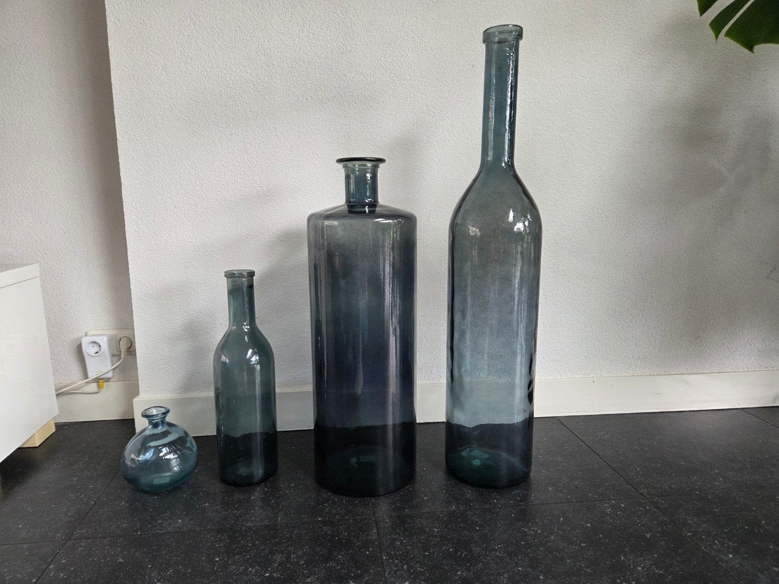 Set van 4 blauwe glazen flessen in verschillende hoogtes, Ophalen of Verzenden, Zo goed als nieuw, Blauw, Glas