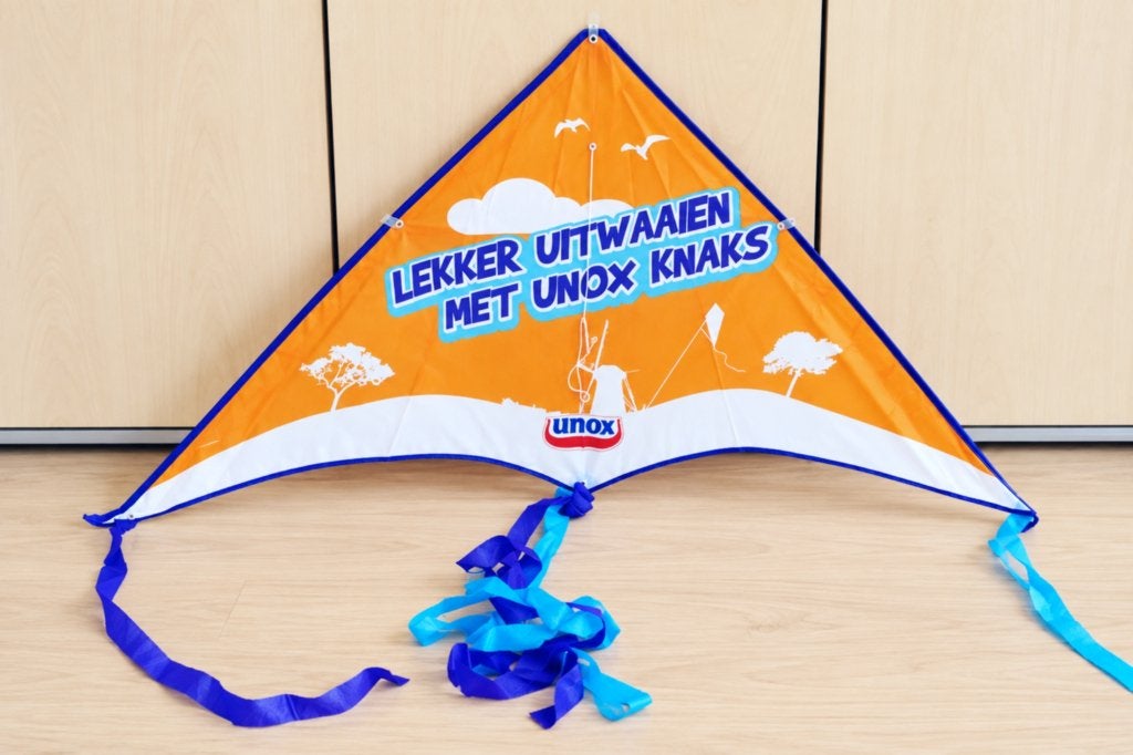 Unox Knaks reclamevlieger oranje – 102 cm – met vliegerlijn, Sport en Fitness, Ophalen, Zo goed als nieuw, Eenlijns, Vlieger