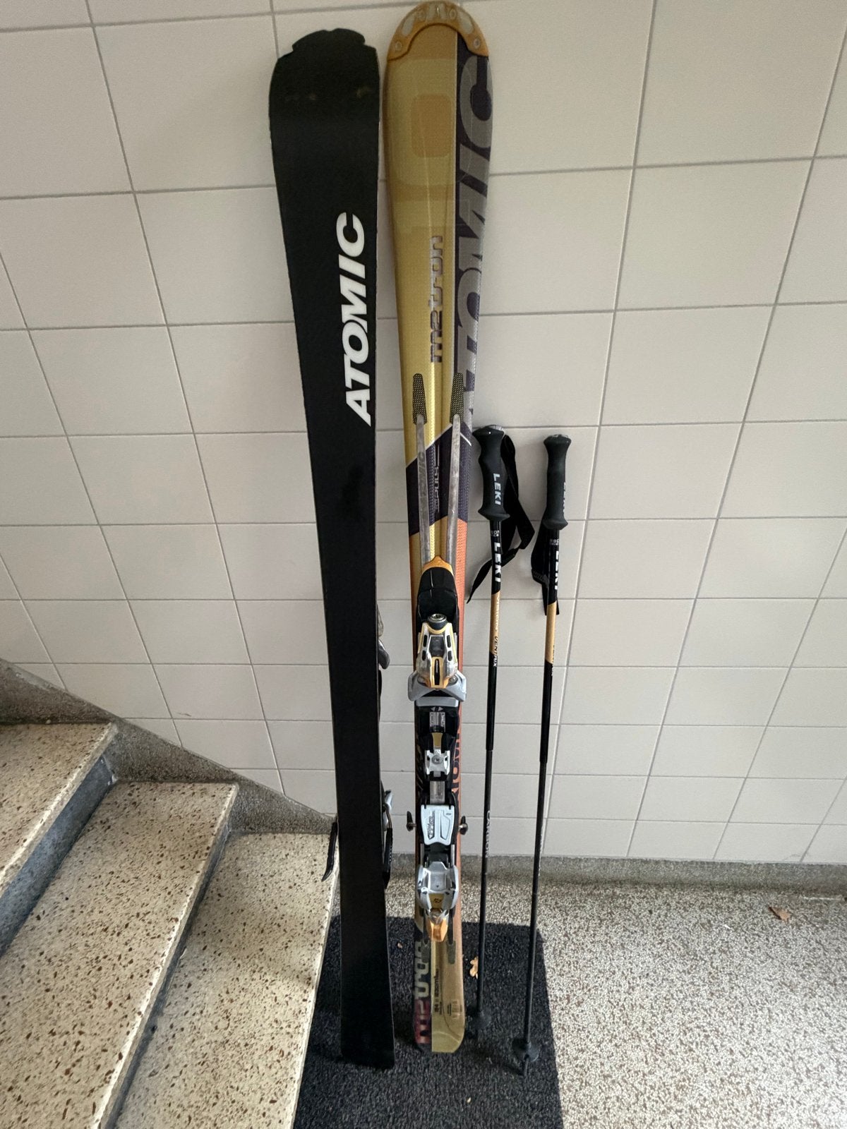 Atomic Metron ski's met Leki stokken, Ophalen, 160 tot 180 cm, Gebruikt, Carve