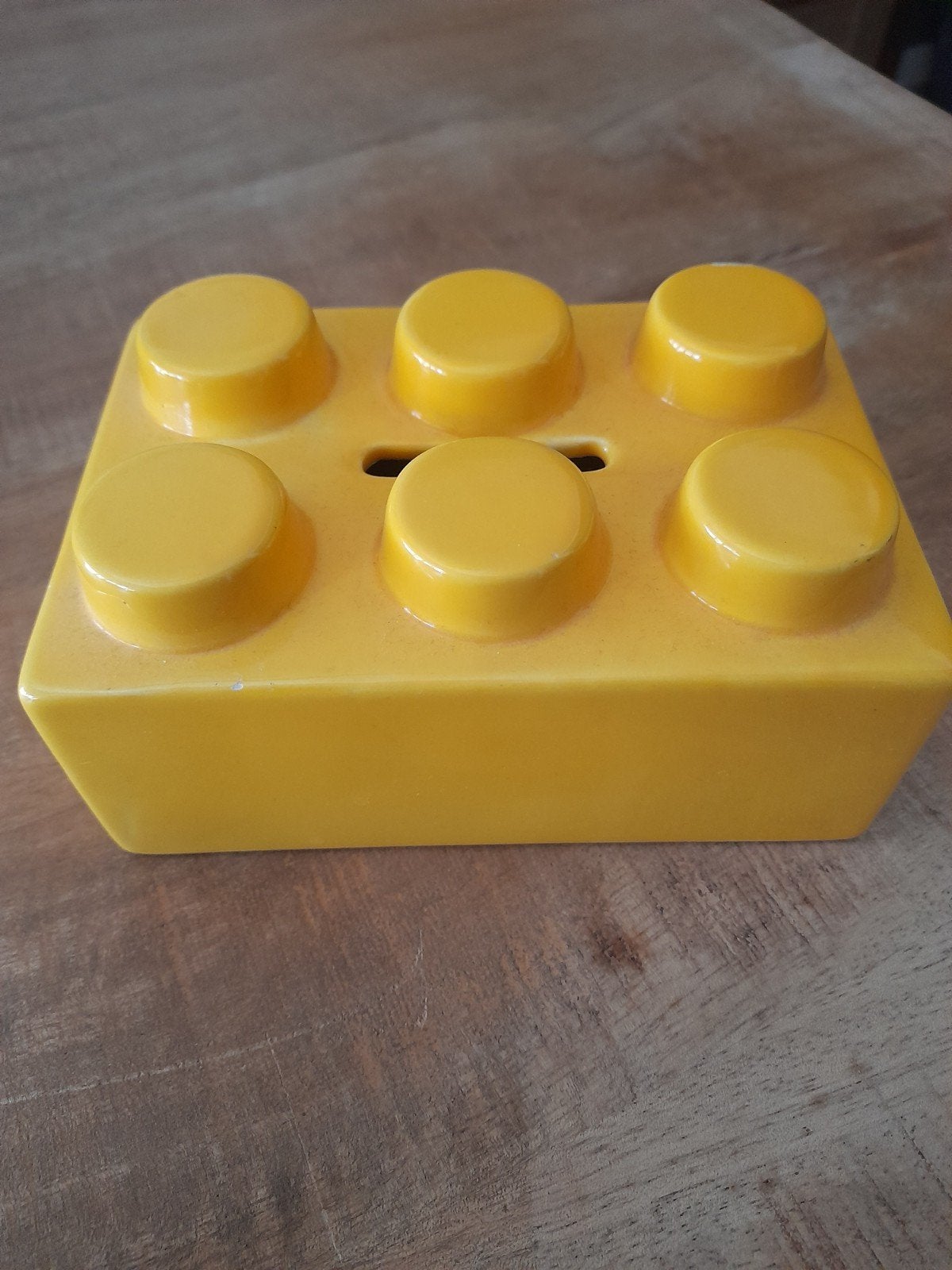 Gele spaarpot in de vorm van een LEGO blokje, Ophalen of Verzenden, Gebruikt, Steen, Aardewerk of Keramiek, Overige thema's