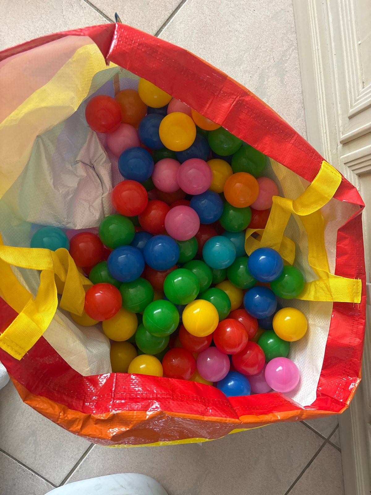135 Gekleurde ballenbak ballen - nooit gebruikt, Ophalen, Nieuw, Jongen of Meisje