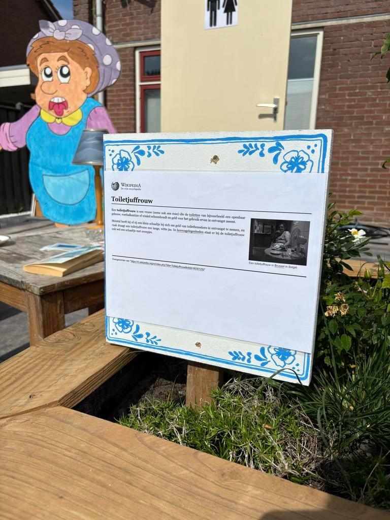 Toiletjuffrouw Straatversiering - Handgemaakt, Hobby en Vrije tijd, Feestartikelen, Ophalen of Verzenden, Nieuw, Versiering, Overige