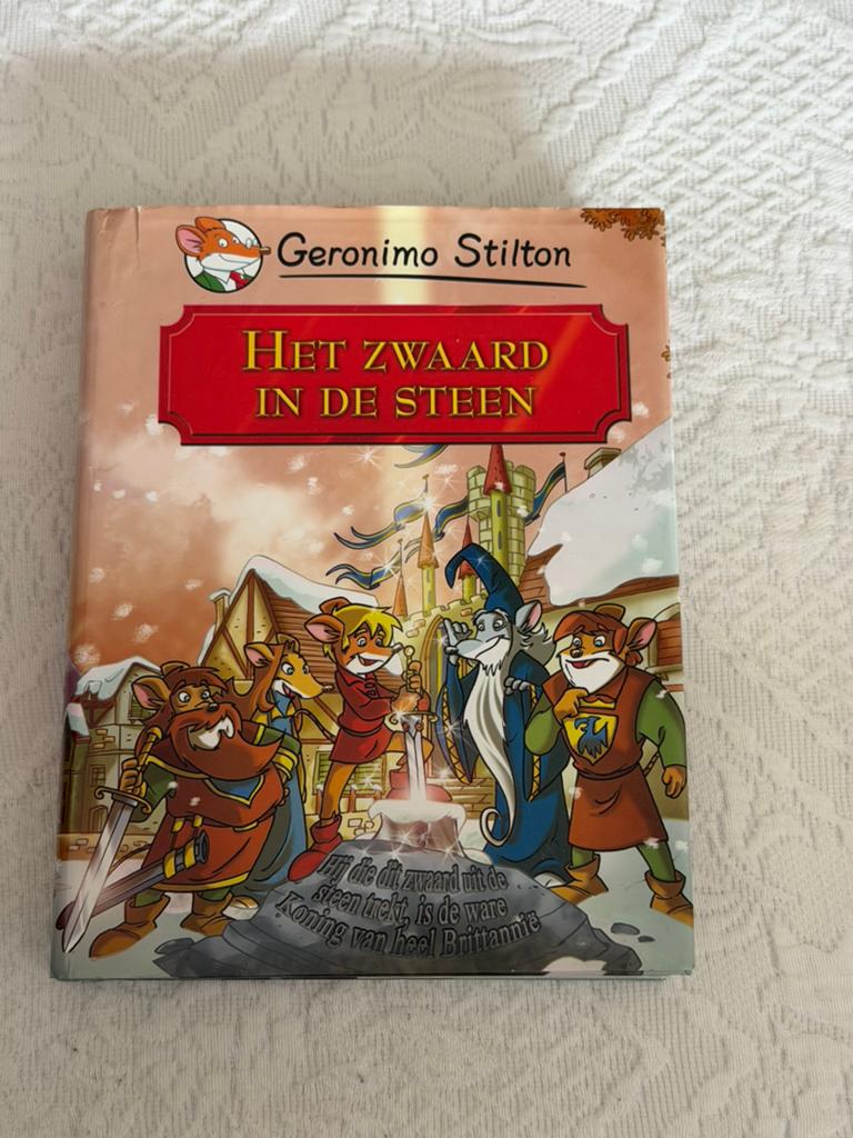 Geronimo Stilton – Het zwaard in de steen, Ophalen of Verzenden, Zo goed als nieuw, Fictie algemeen