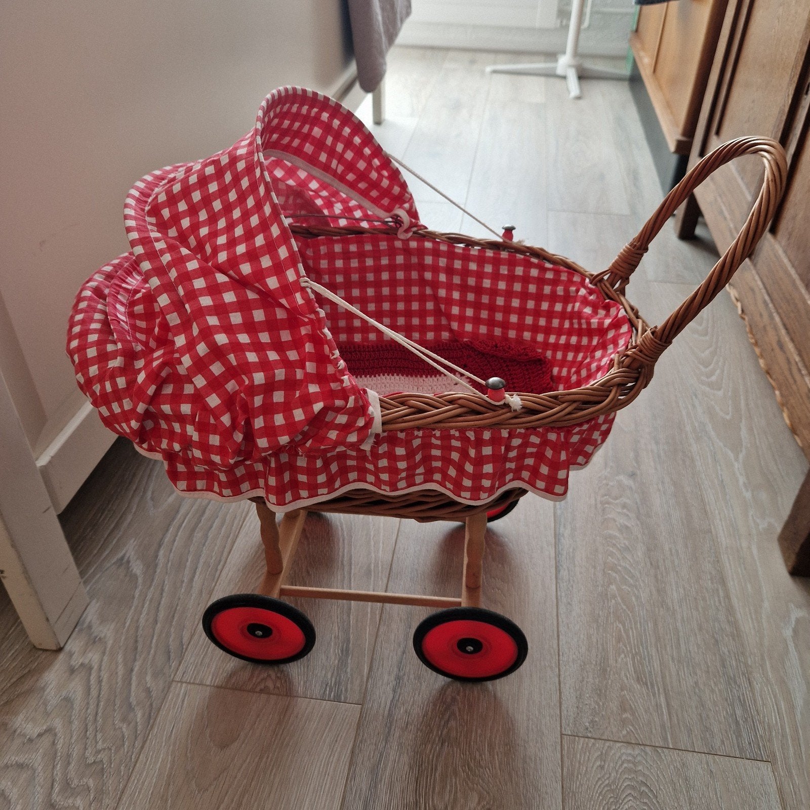 Rotan poppenwagen met rood-wit geruite bekleding, Ophalen, Gebruikt, Babypop