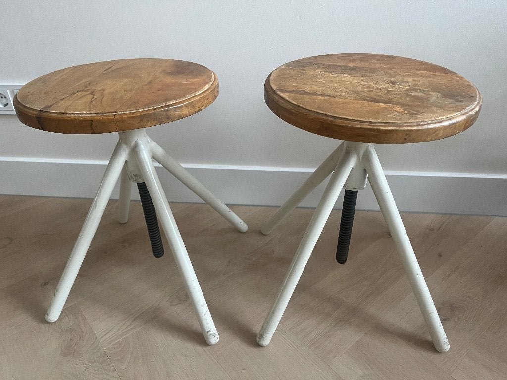 Twee vintage krukjes, Ophalen, In hoogte verstelbaar, Gebruikt, Hout