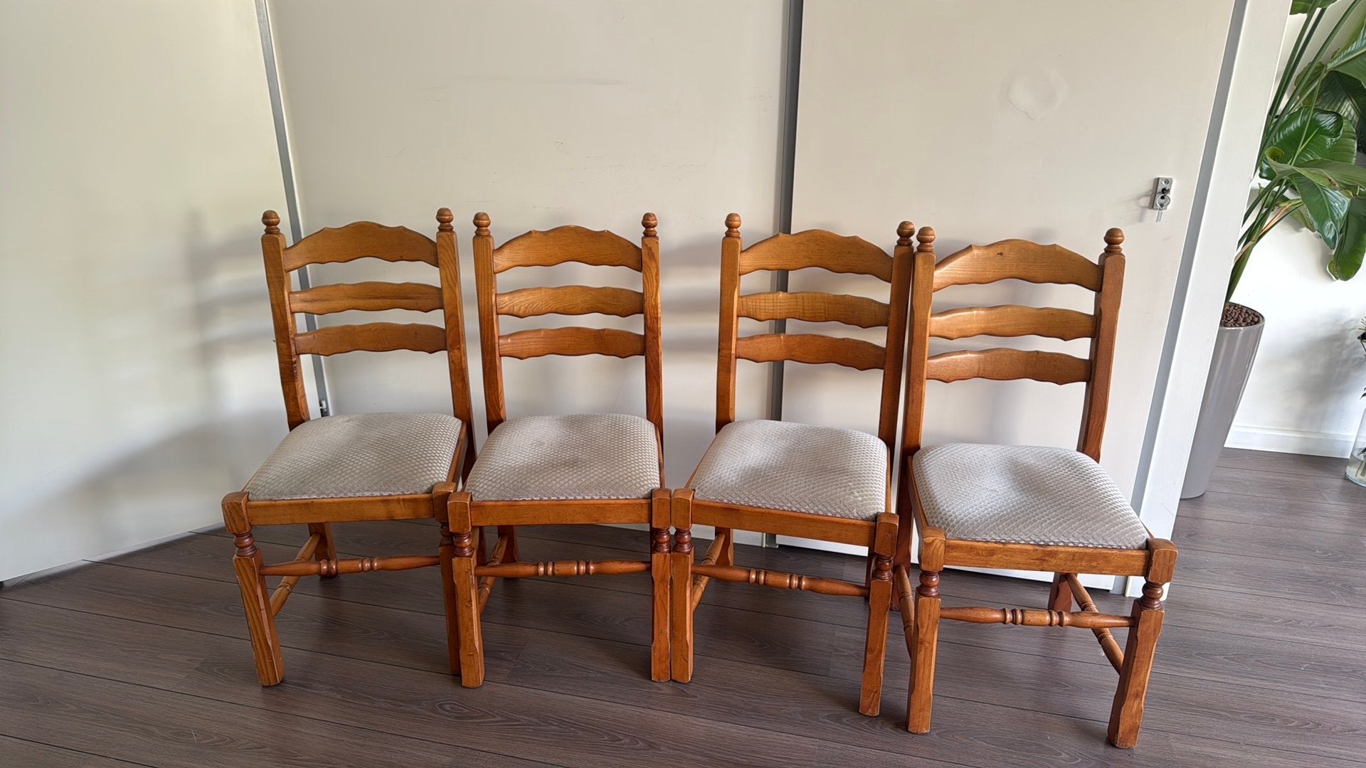 Gratis Stevig  houtenstoelen 4 stuk, Ophalen of Verzenden