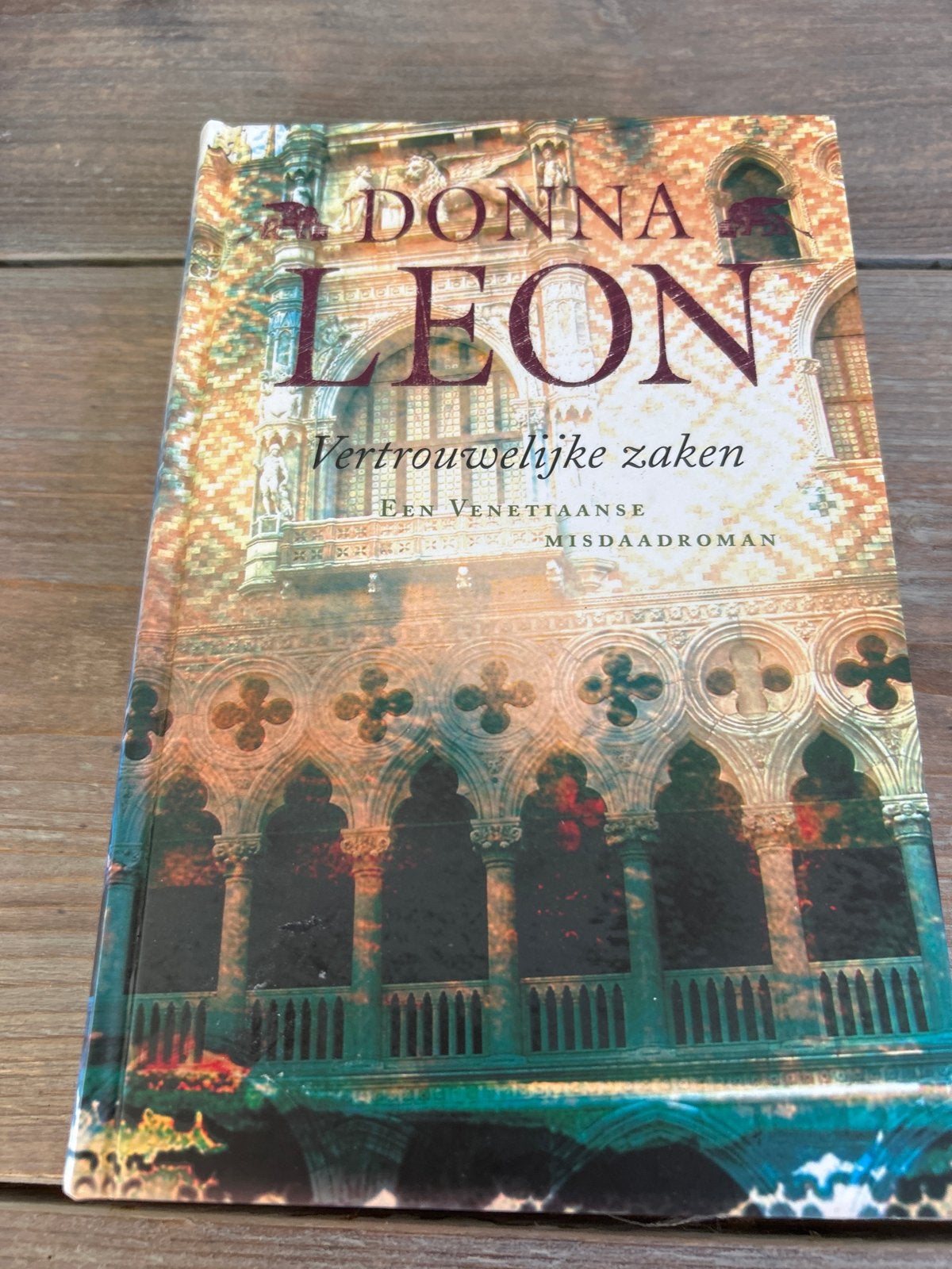 Donna Leon - Vertrouwelijke zaken (Commissaris Brunetti), Ophalen of Verzenden, Gelezen