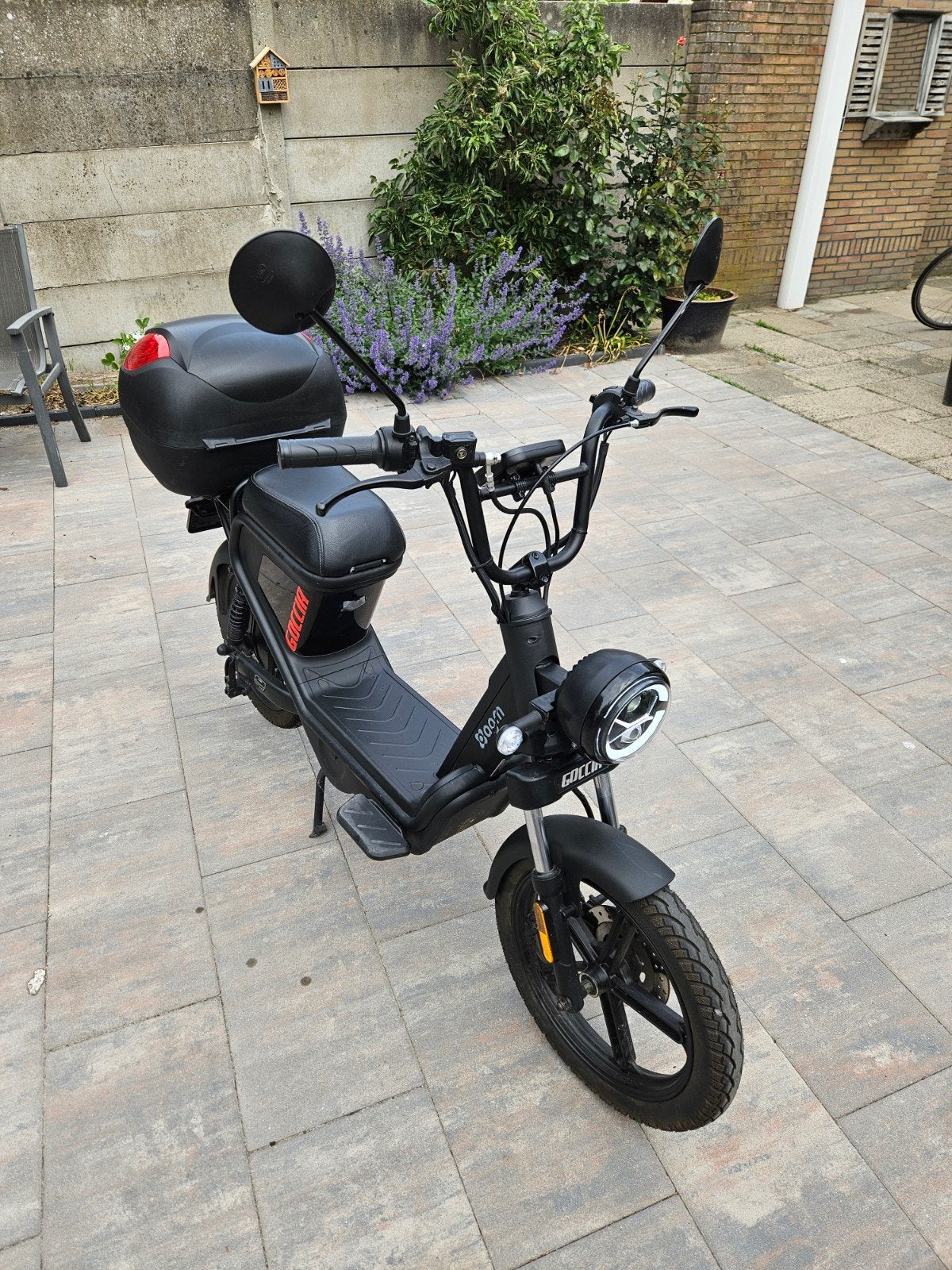 AGM Goccia e-scooter met helm en slot - Zo goed als nieuw, Ophalen