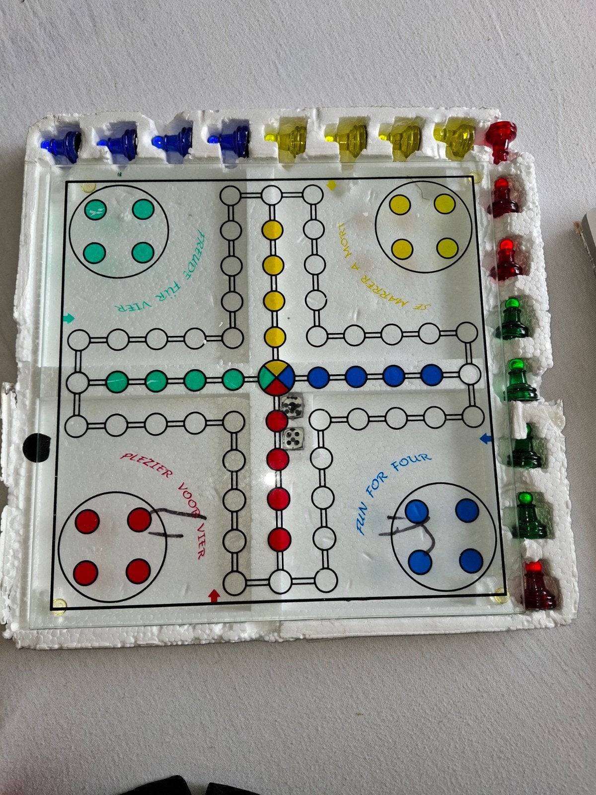 mens erger je niet van glas, Hobby en Vrije tijd, Gezelschapsspellen | Bordspellen, Een of twee spelers, Ophalen of Verzenden