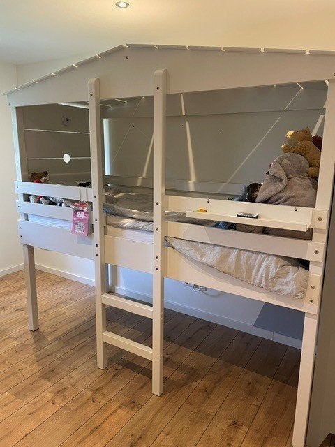 Half hoogslaper huisje, Kinderen en Baby's, Kinderkamer | Stapelbedden en Hoogslapers, Ophalen, Gebruikt, Halfhoogslaper
