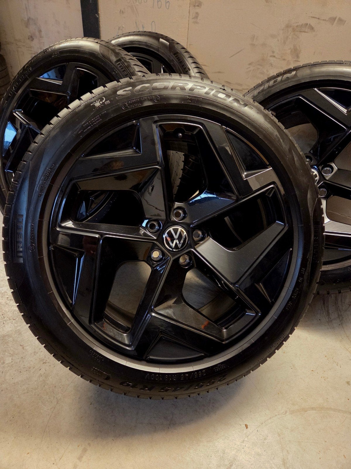 Originele VW Tiguan R-Line Coventry zwart nieuwstaat, Auto-onderdelen, Banden en Velgen, 255 mm, Banden en Velgen, Nieuw, Zomerbanden