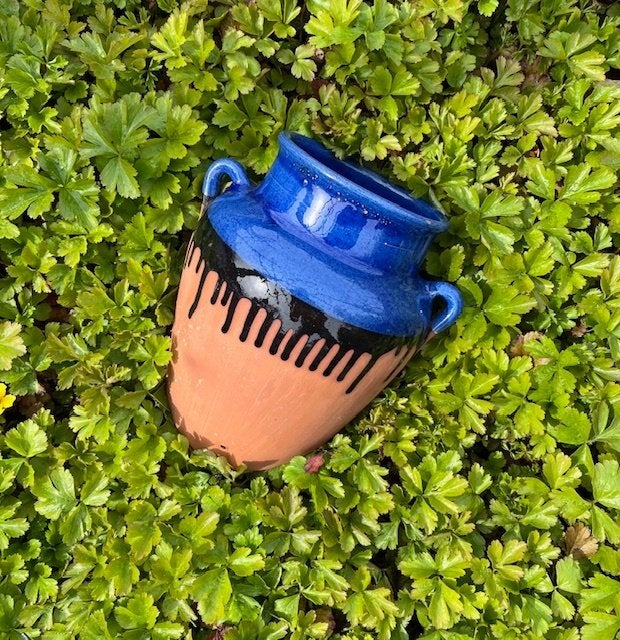 Franse terracotta muurbloempot deels blauw geglazuurd