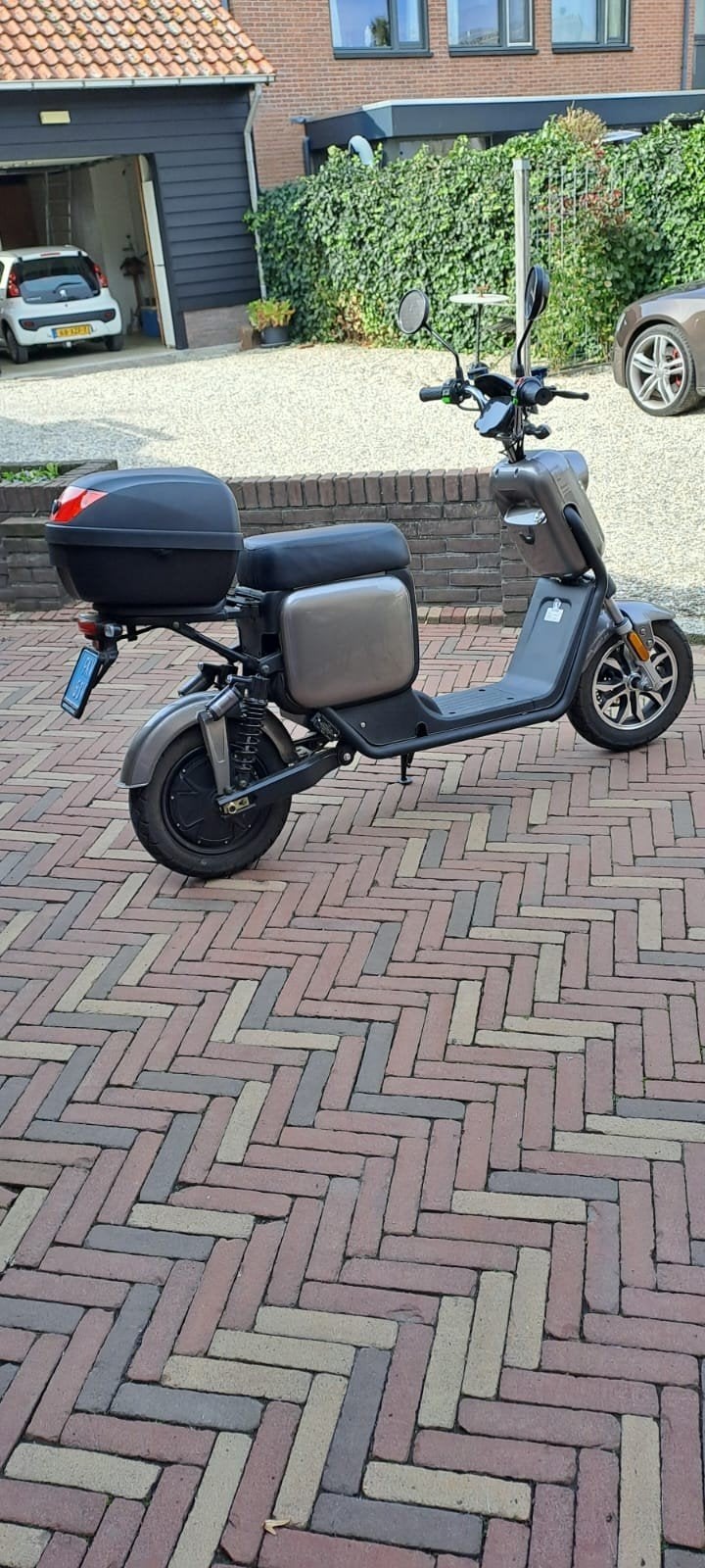 Elektrische scooter met topkoffer - Zo goed als nieuw, Ophalen, Zo goed als nieuw, Elektrisch, Overige merken