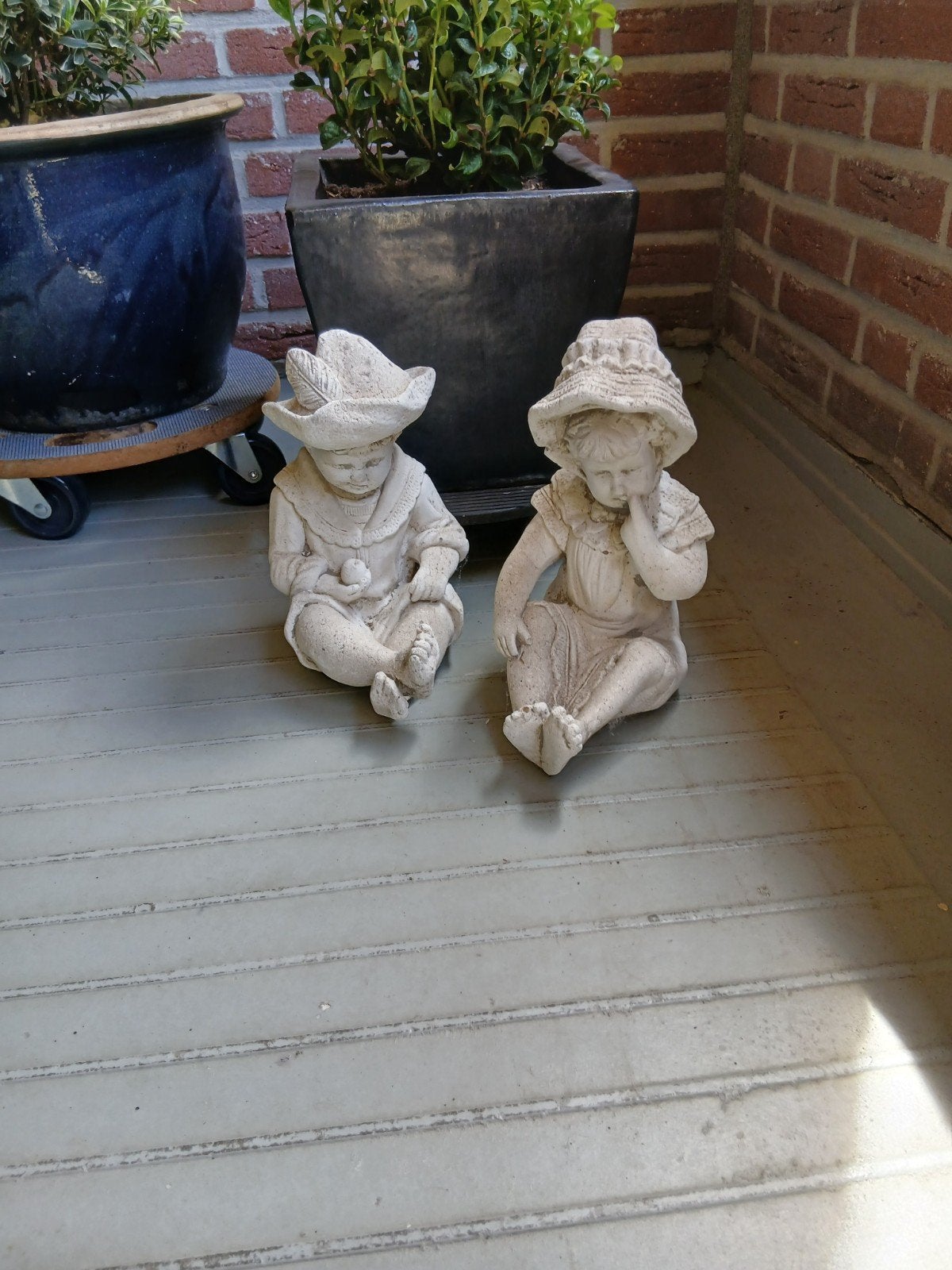 Te koop. 2 betonnen beeldjes, Tuin en Terras, Ophalen of Verzenden, Zo goed als nieuw, Steen, Mensenbeeld