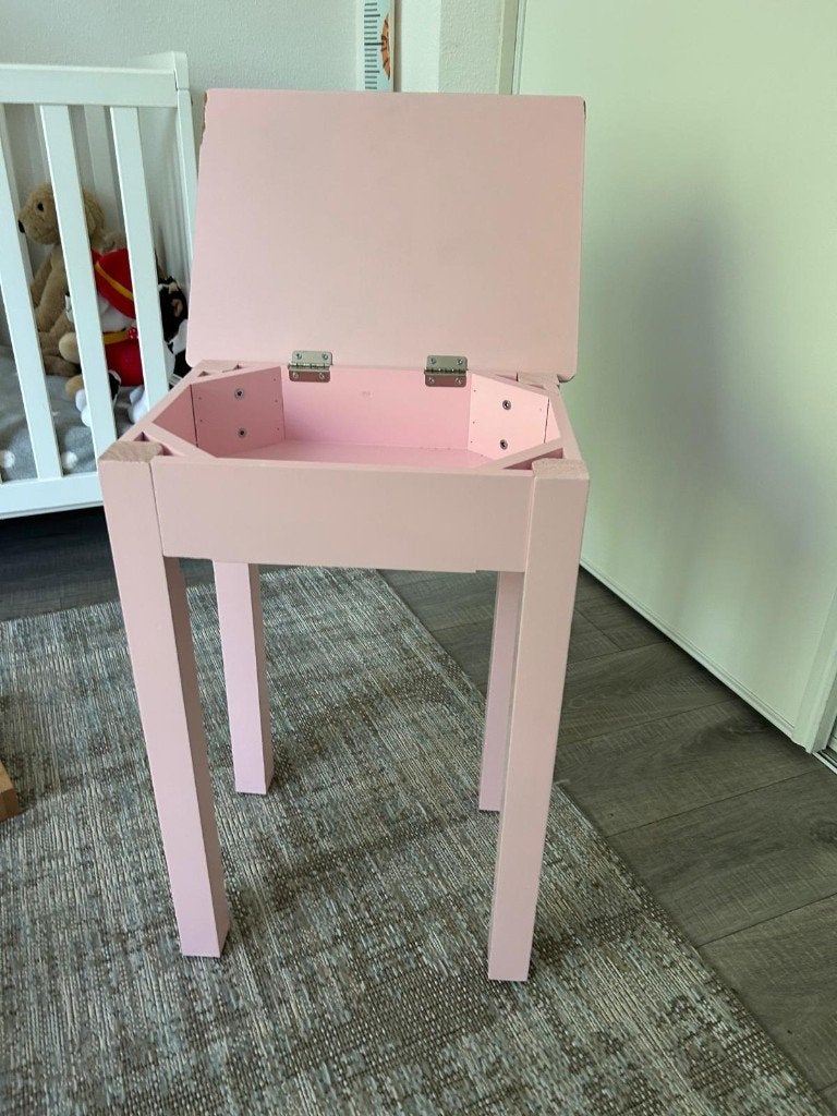 Een leuk roze kinder bijzettafel met klep, Overige merken, Ophalen of Verzenden, Zo goed als nieuw, Opbergmeubel