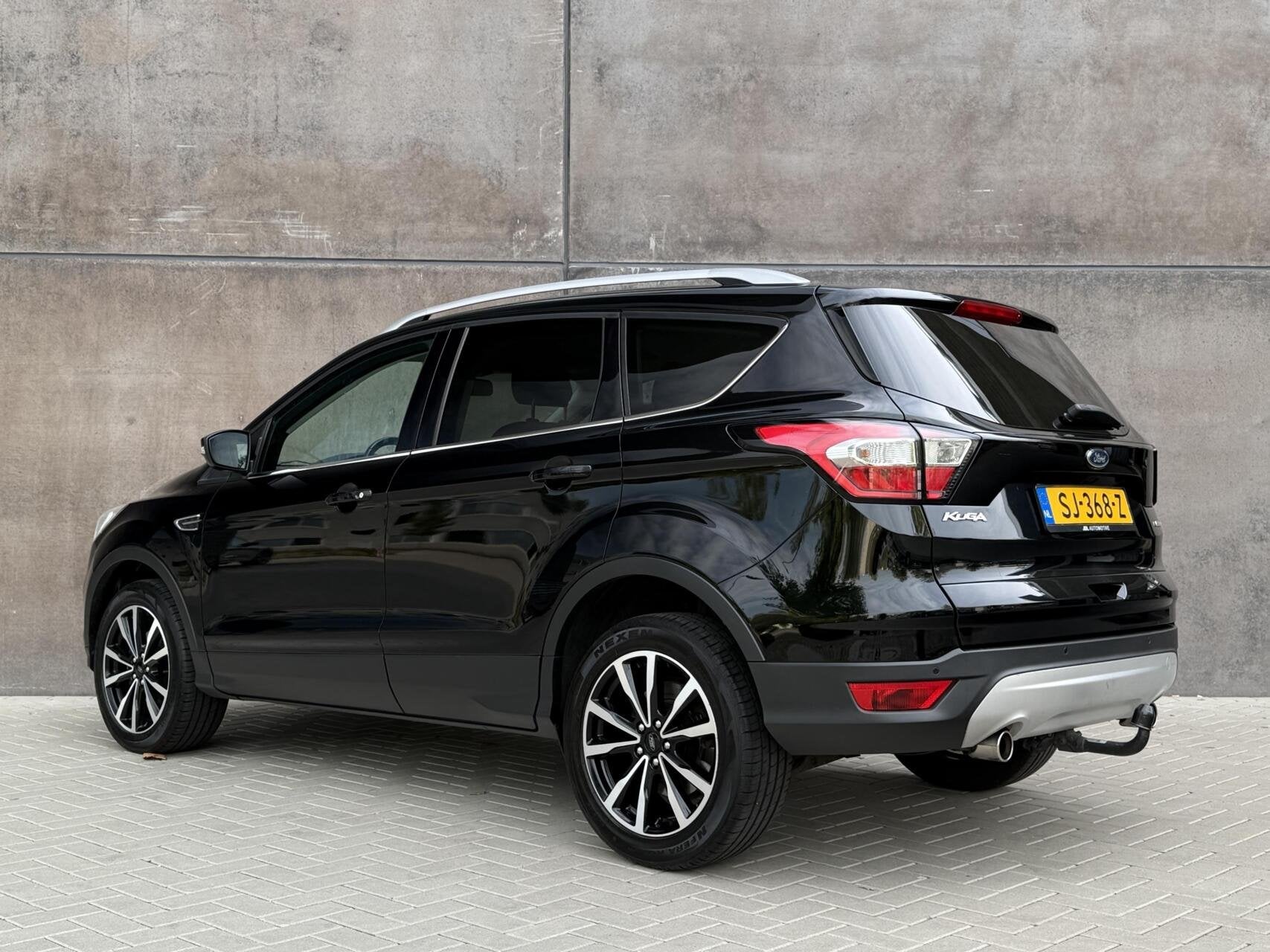 Ford Kuga 1.5 EcoBoost Titanium | Riem vervangen | Trekhaak, Auto's, Dealer onderhouden, 4 cilinders, Met garantie (alle), Automatische klimaatregeling
