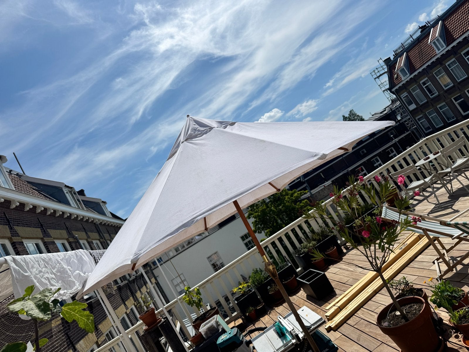 Parasol met schimmelvlekjes (mogelijk schoon te maken), Ophalen, Gebruikt, 2 tot 3 meter, Stokparasol