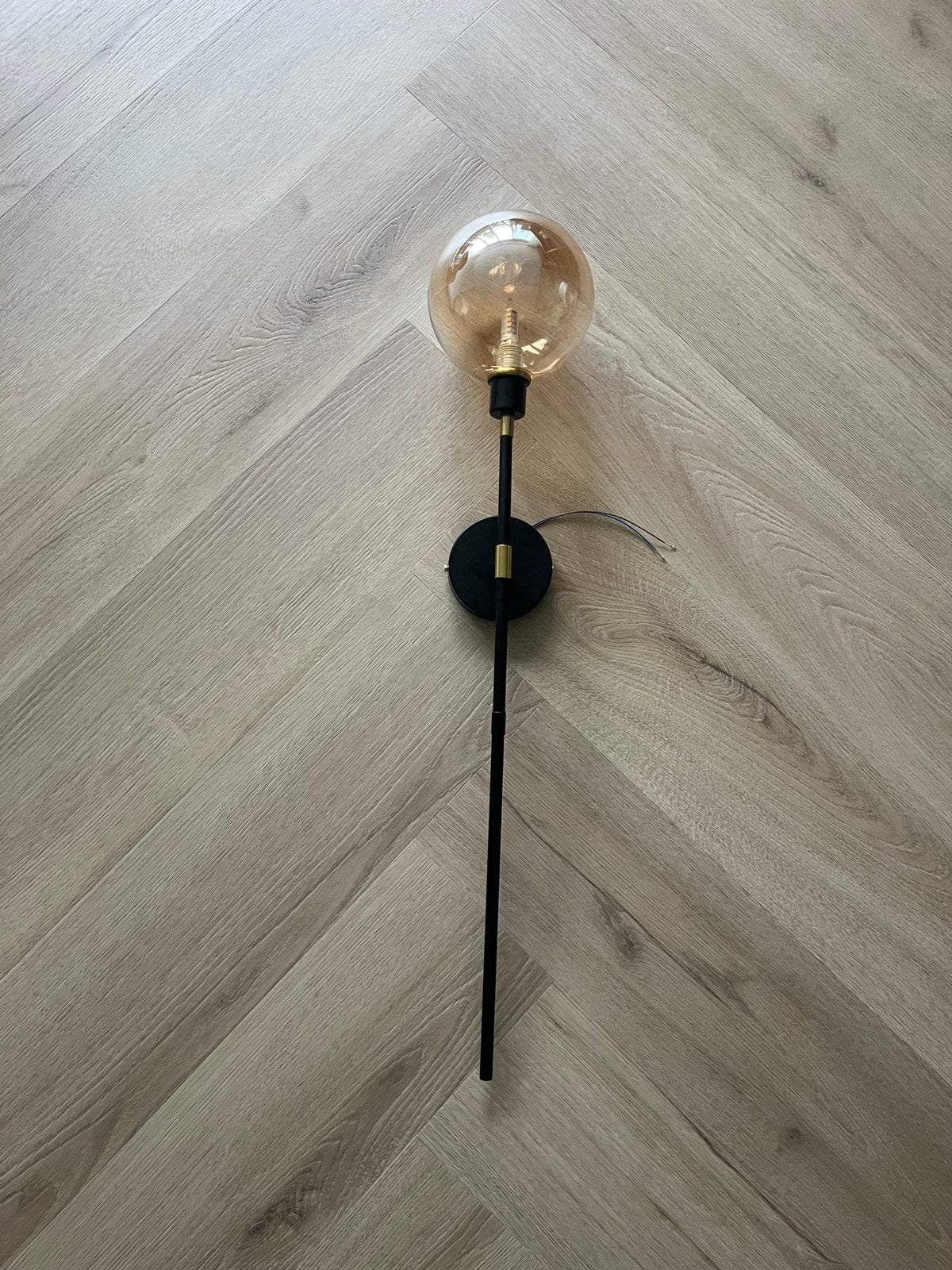 Wandlamp met amberkleurige glazen bol, Ophalen of Verzenden, Zo goed als nieuw, Glas