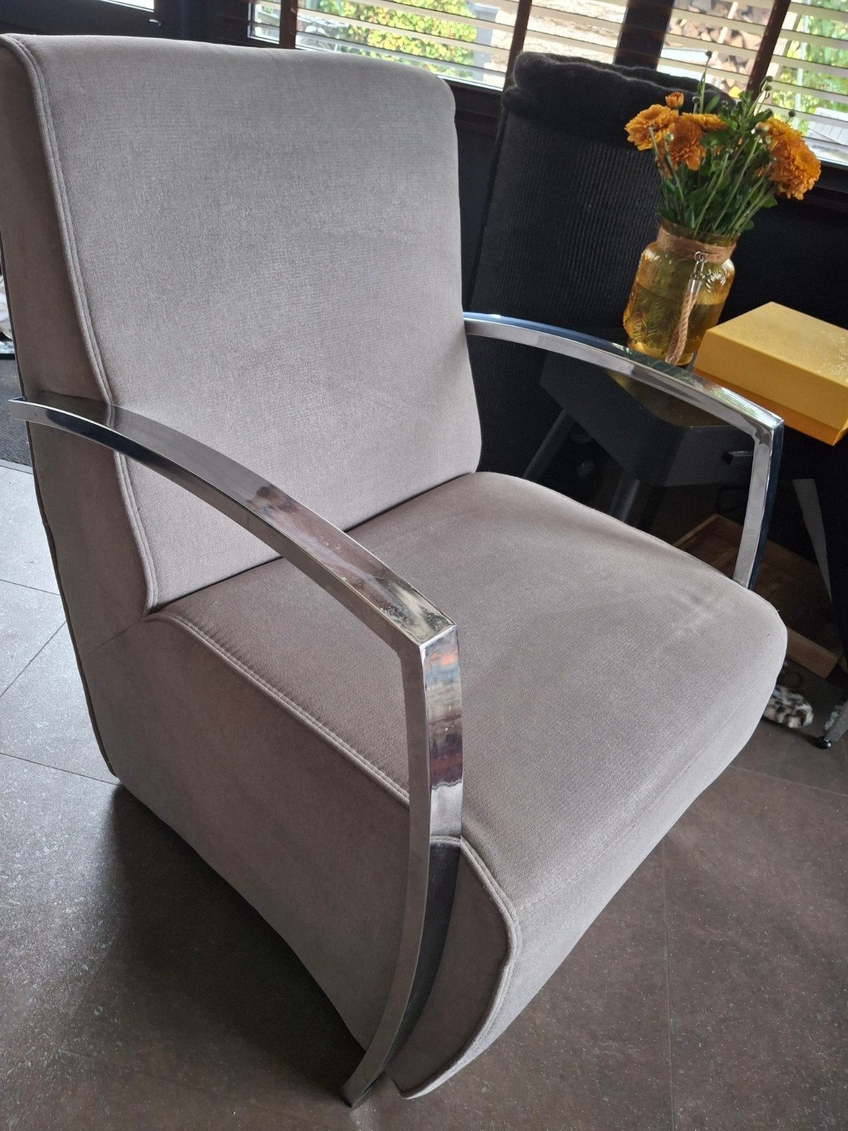 Moderne fauteuil met chromen armleuningen, Huis en Inrichting, Ophalen of Verzenden, Zo goed als nieuw, Metaal, Eén