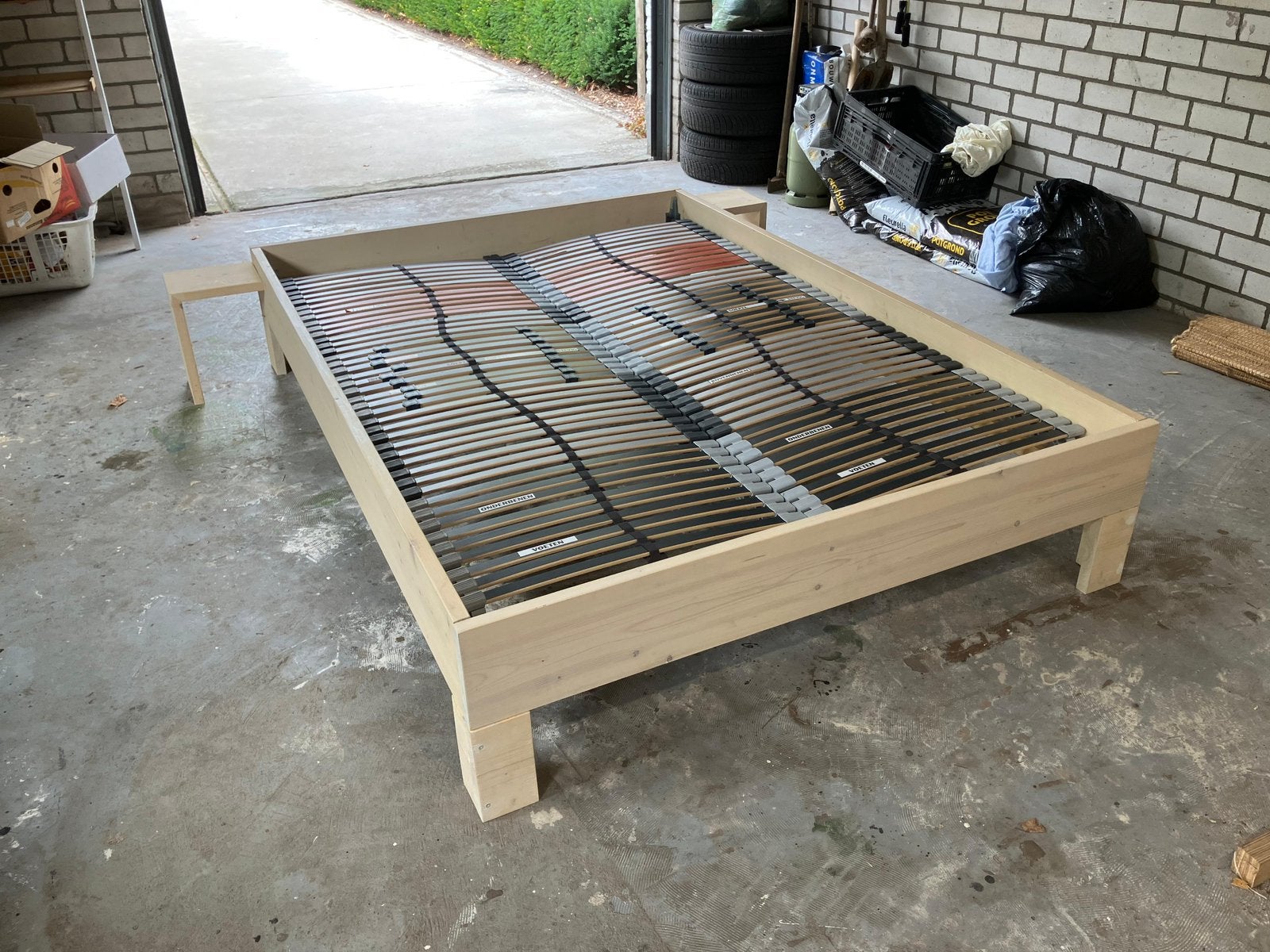 Gloednieuw 2 persoonsbed met 2 Flexus Lattenbodem 70x200 cm, Ophalen, 200 cm, Hout, Verstelbaar
