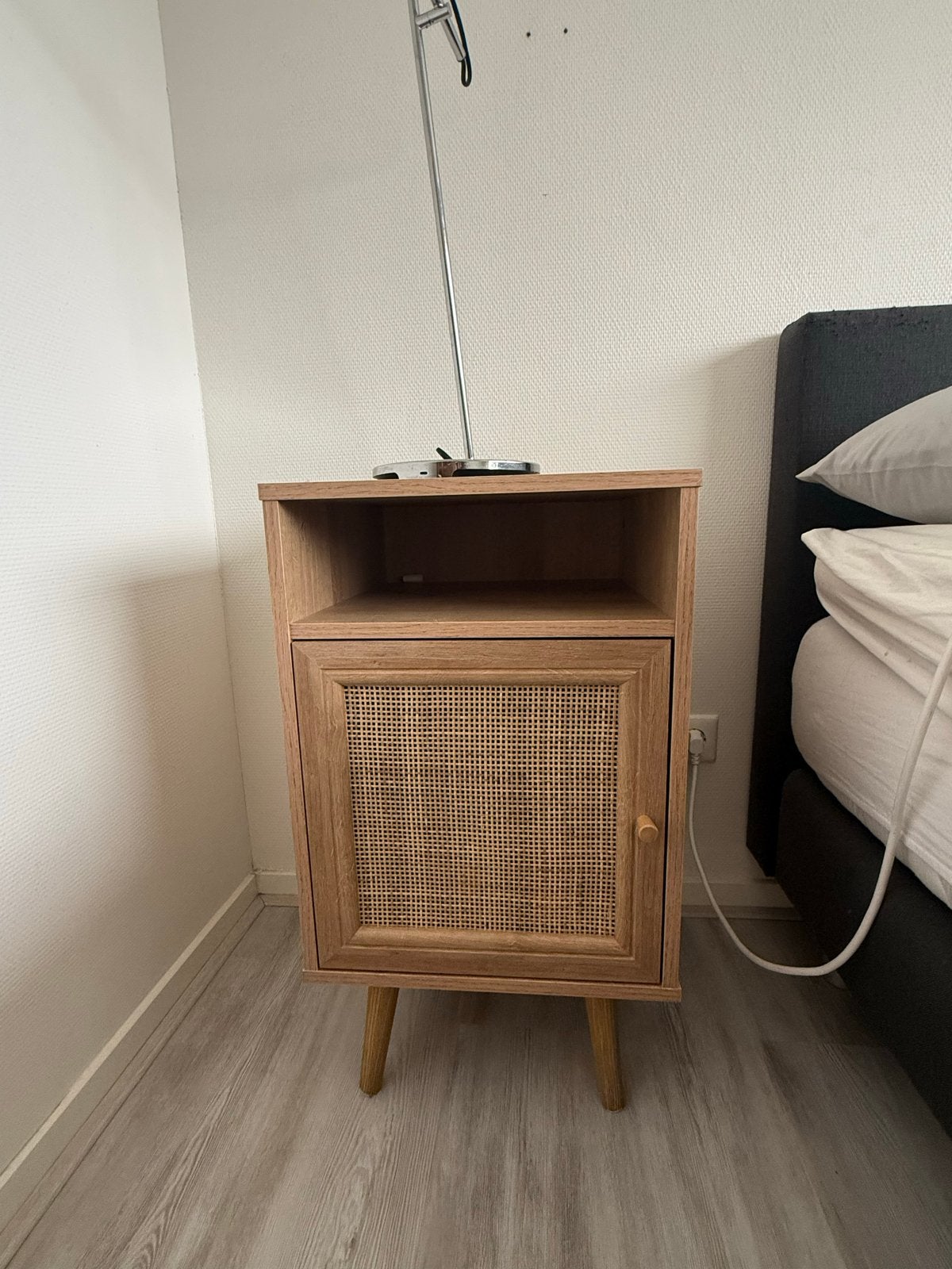 Twee nachtkastjes met rotan deur en open vak, Huis en Inrichting, Slaapkamer | Nachtkastjes, Ophalen, Minder dan 45 cm, 55 tot 70 cm