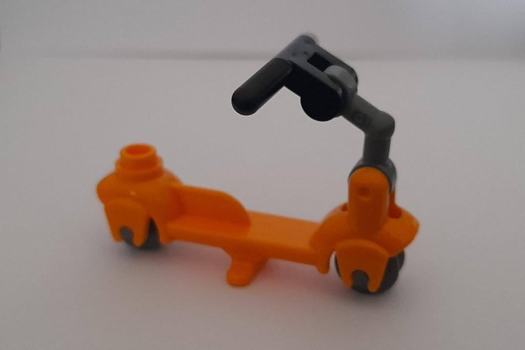 NIEUWE lego FRIENDS / CITY scooter / step GEEL, Ophalen of Verzenden, Nieuw, Complete set, Lego