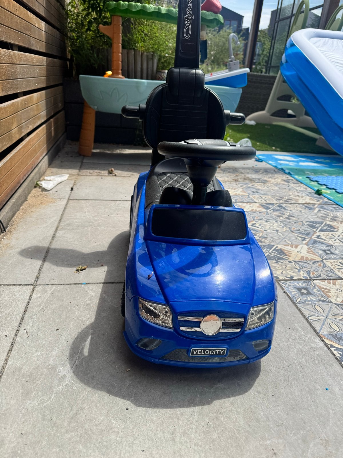 Blauwe Loopauto met Duwstang - Zo Goed als Nieuw, Kinderen en Baby's, Speelgoed | Buiten | Voertuigen en Loopfietsen, Ophalen