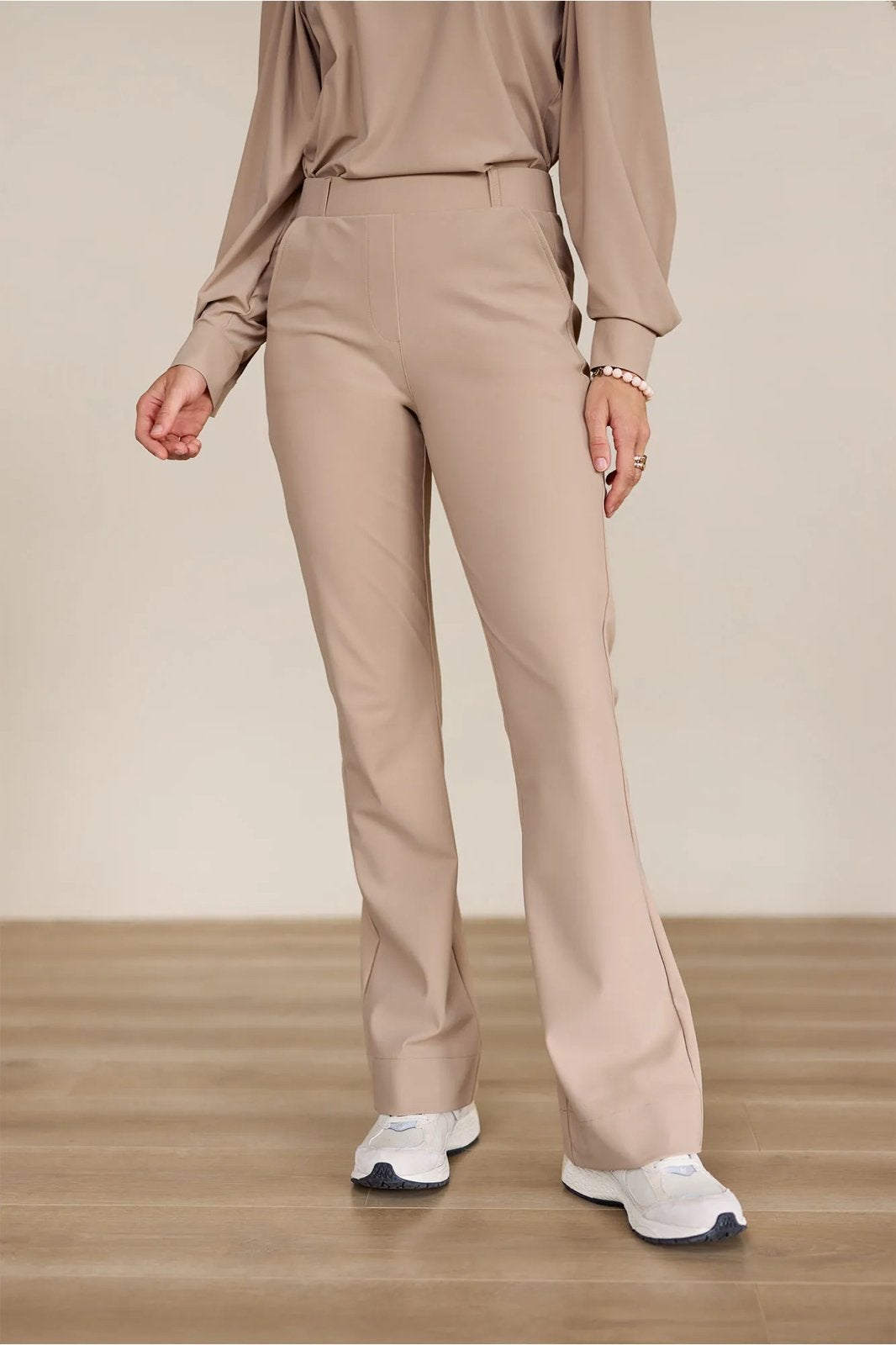 Studio Anneloes flared bonded broek latte travelstof XL, Kleding | Dames, Broeken en Pantalons, Overige kleuren, Maat 46/48 (XL) of groter