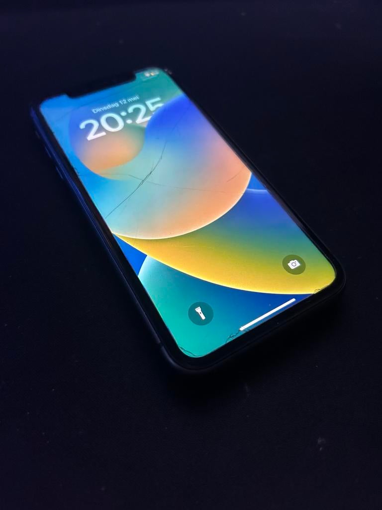 Iphone 11 - Beschadigd achter/voor, Gebruikt, Zwart, 64 GB, Met simlock