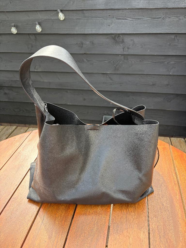 ARKET oversized leather tote / shoulder bag, Ophalen, Gebruikt, Zwart, Schoudertasje