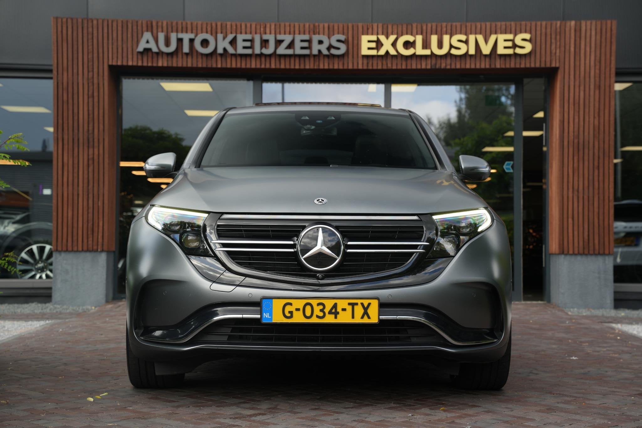 Mercedes-Benz EQC 400 4MATIC Premium Plus 80 kWh Schuif/kant, Auto's, Automaat, Stof, Zwart, 80 kWh
