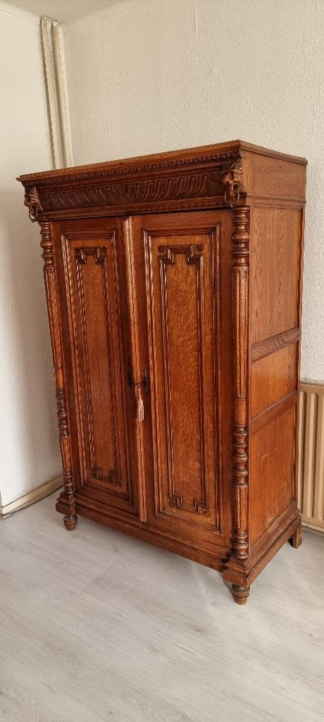 Antieke Mechelse verticokast of meidenkast, Ophalen