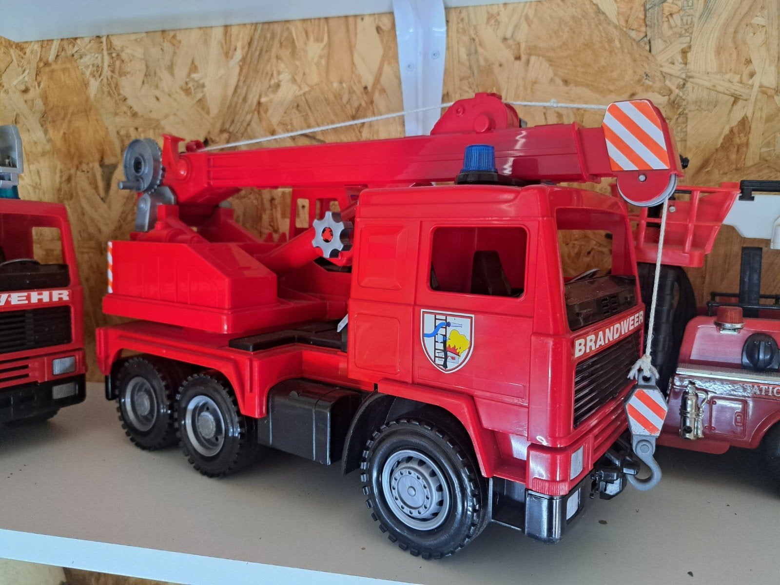 2x Bruder brandweerwagen: ladderwagen en takelwagen, Ophalen of Verzenden, Zo goed als nieuw