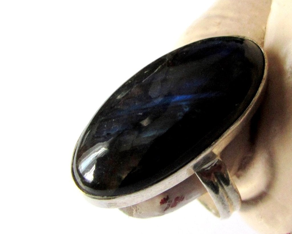 925 zilveren ring met prachtige donkerblauwe Labradoriet, 20 of groter, Zo goed als nieuw, Dame of Heer, Met edelsteen