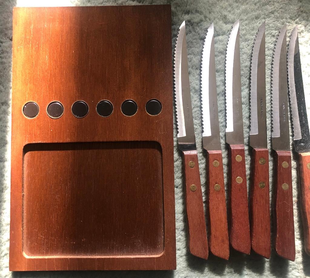 Set 6 steak messen met houten wandplank met magneten, Ophalen of Verzenden, Zo goed als nieuw, Rvs of Chroom, Bestekset