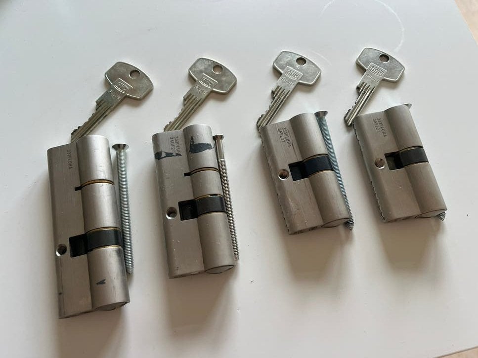 Set 4x DOM Plura Cilinderslot, Ophalen of Verzenden, Zo goed als nieuw, Rvs, Slot