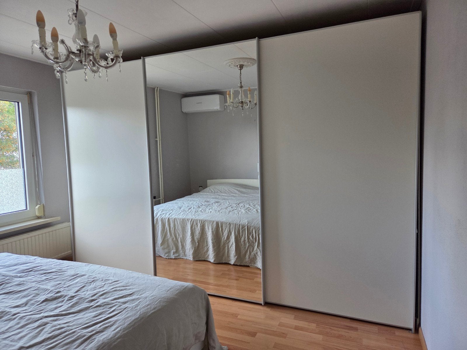 Grote kledingkast met schuifdeuren en spiegel, Huis en Inrichting, Met deur(en), Gebruikt, 200 cm of meer, 200 cm of meer