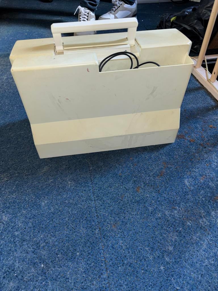 Naaimachine in draagbare koffer, Ophalen, Zo goed als nieuw, Naaimachine, Overige merken