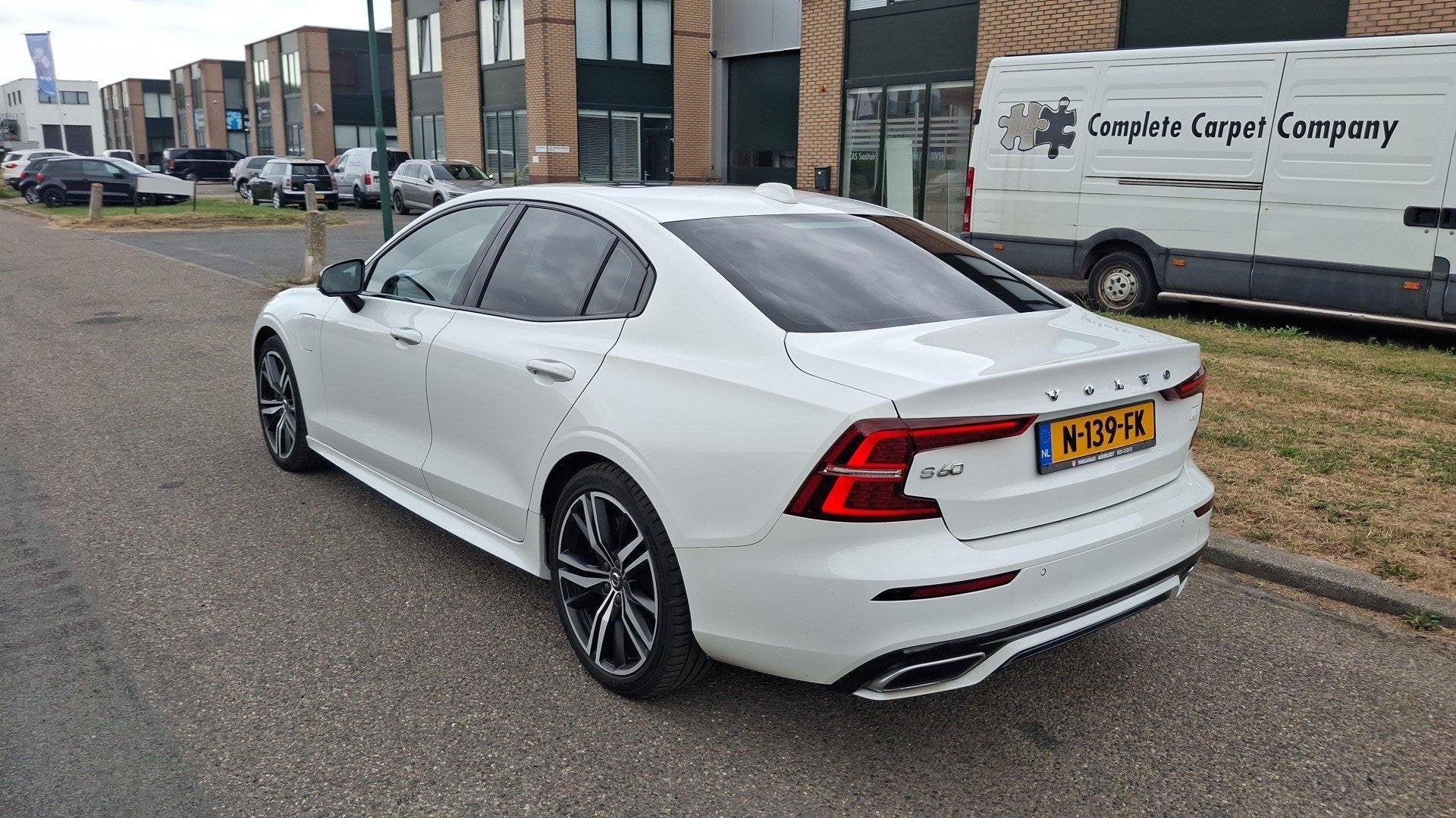 Volvo S60 Recharge T6 AWD R-Design | Trekhaak | 19 Inch Velg, Auto's, Gebruikt, Euro 6, 4 cilinders, Vierwielaandrijving