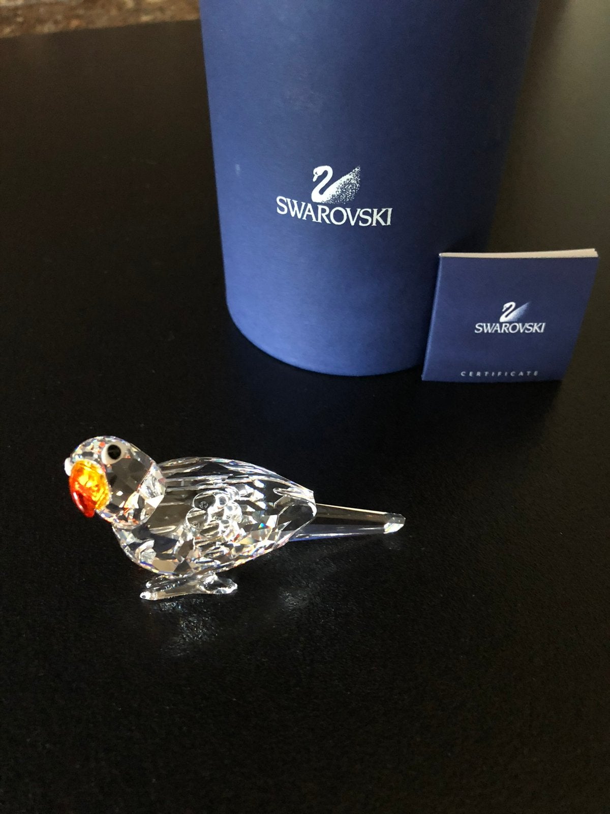 NIEUWSTAAT SWAROVSKI PAPEGAAI BEELDJE, Ophalen of Verzenden, Zo goed als nieuw, Figuurtje