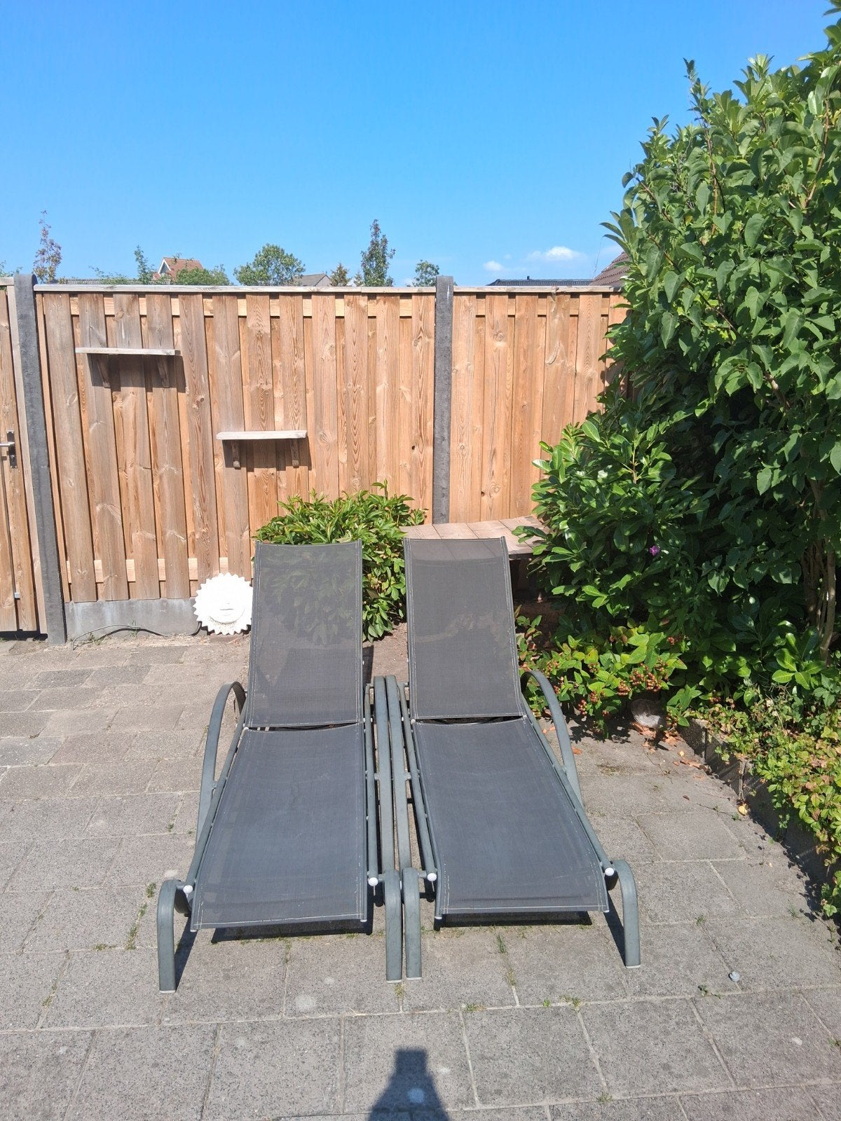2 stevige ligbedden, Tuin en Terras, Ophalen, Gebruikt