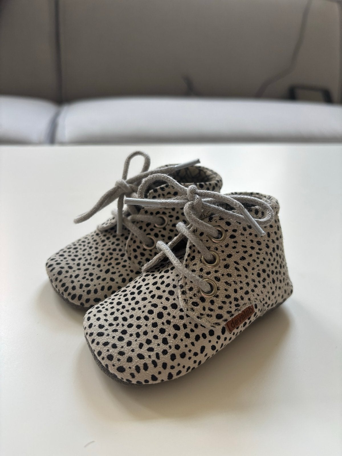 Schattige baby slofjes met luipaardprint, Kinderen en Baby's, Babykleding | Schoentjes en Sokjes, Ophalen, Zo goed als nieuw, Jongetje of Meisje